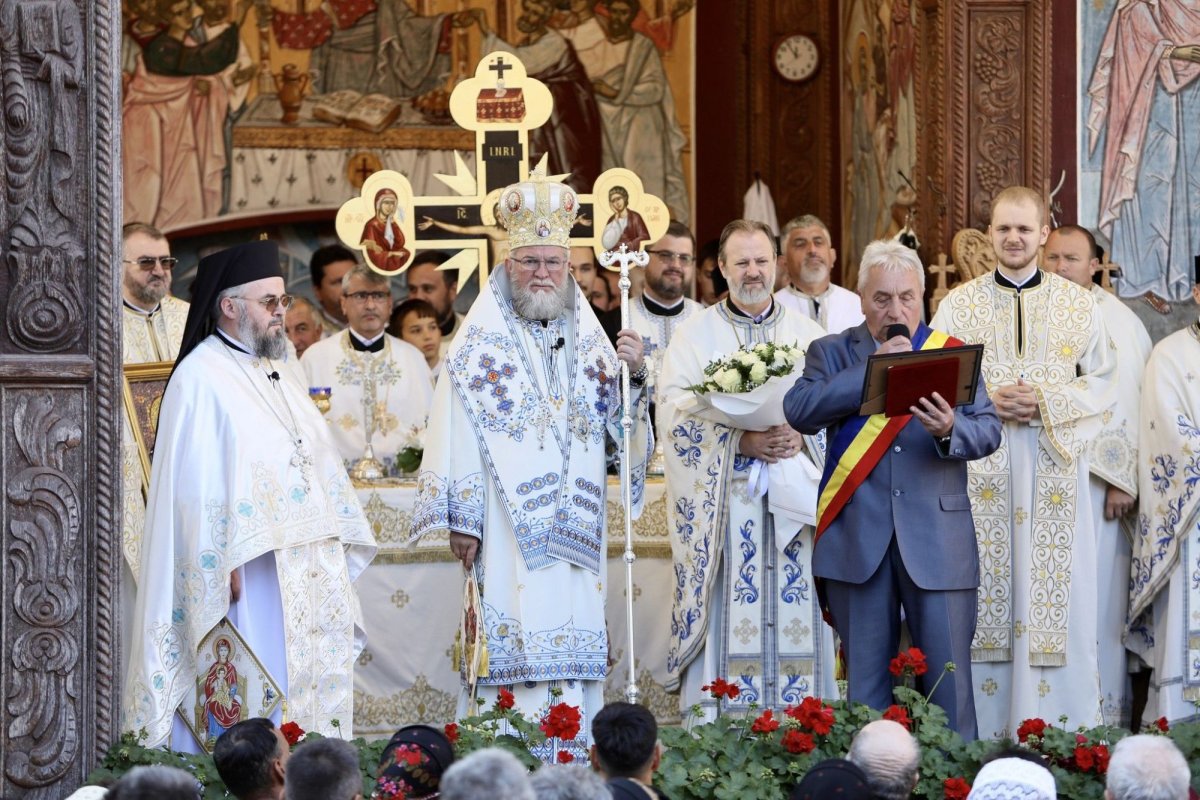 Starețul Mănăstirii Rohia, cetățean de onoare al orașului Târgu Lăpuș 295148