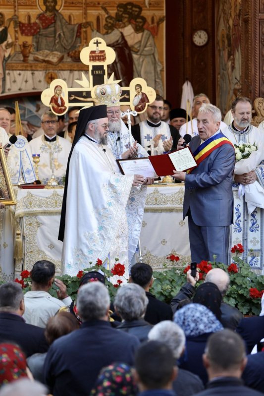 Starețul Mănăstirii Rohia, cetățean de onoare al orașului Târgu Lăpuș 295149