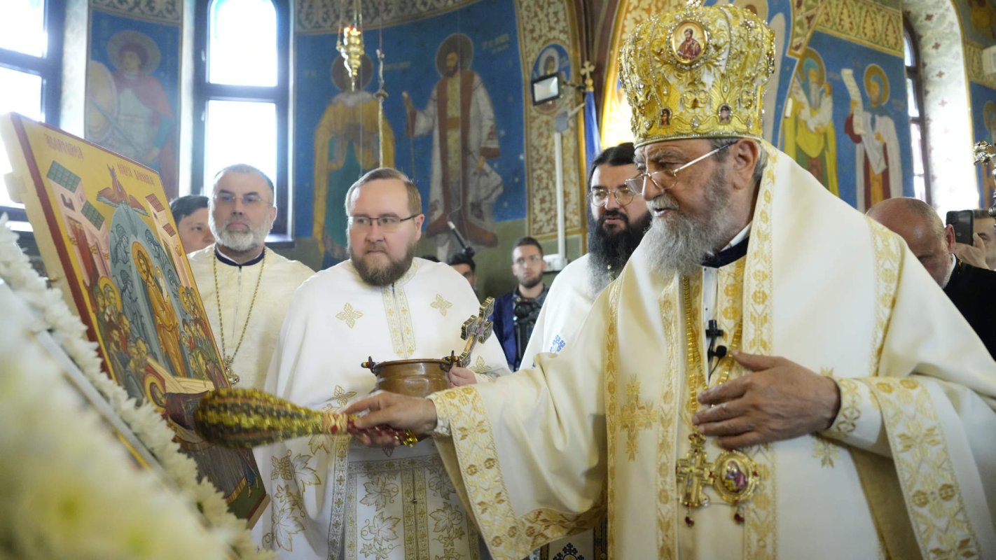 Liturghie arhierească la Biserica „Adormirea Maicii Domnului” din Brașov 295205