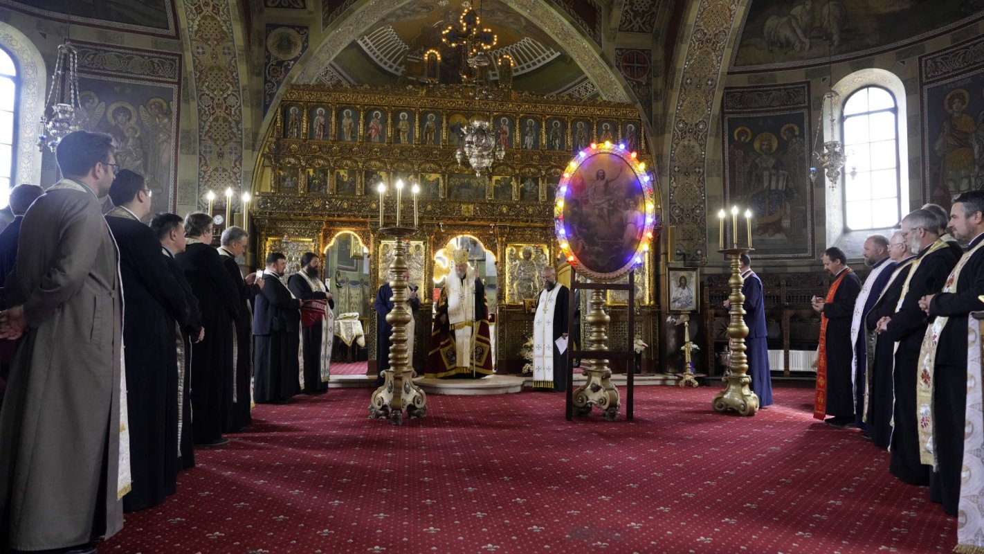 Liturghie arhierească la Biserica „Adormirea Maicii Domnului” din Brașov 295207