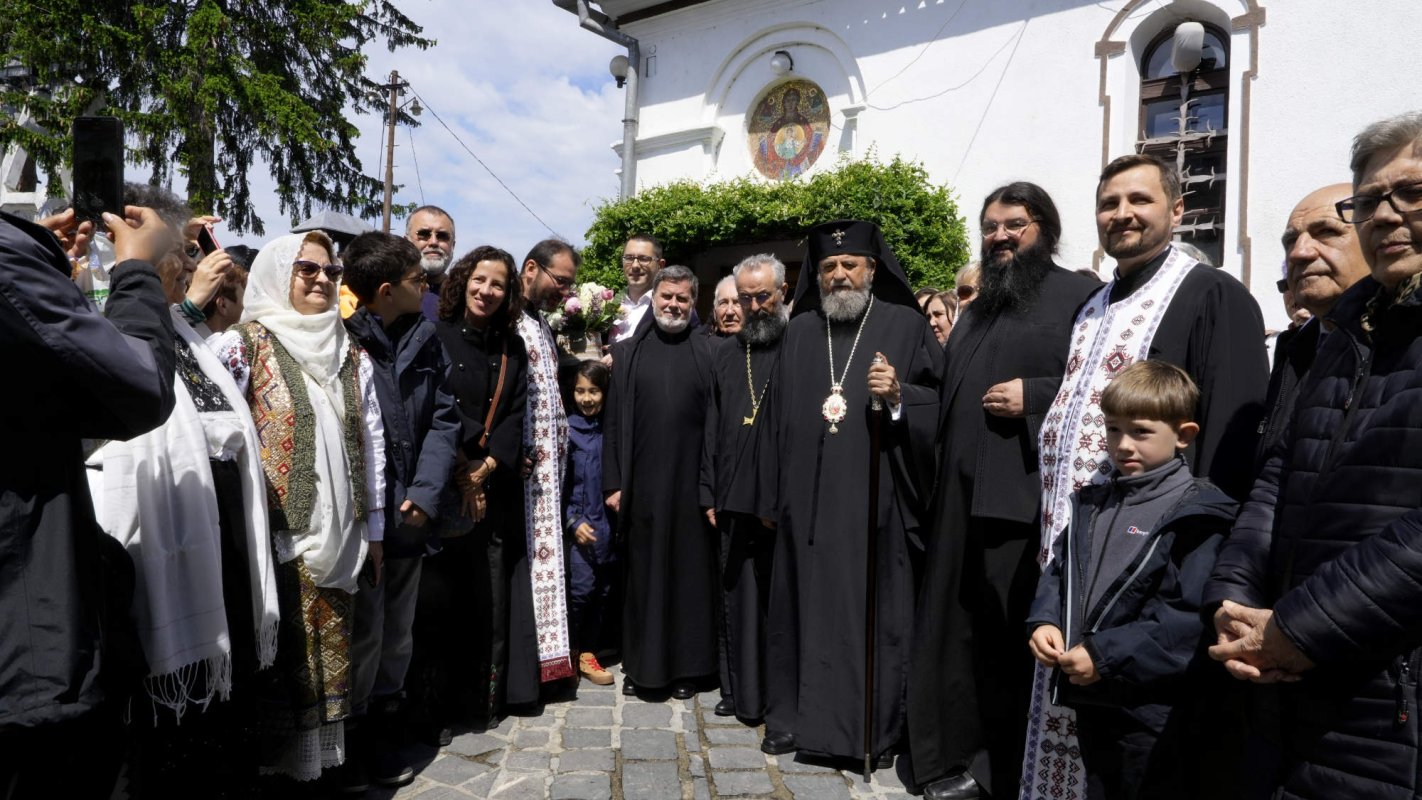 Liturghie arhierească la Biserica „Adormirea Maicii Domnului” din Brașov 295208
