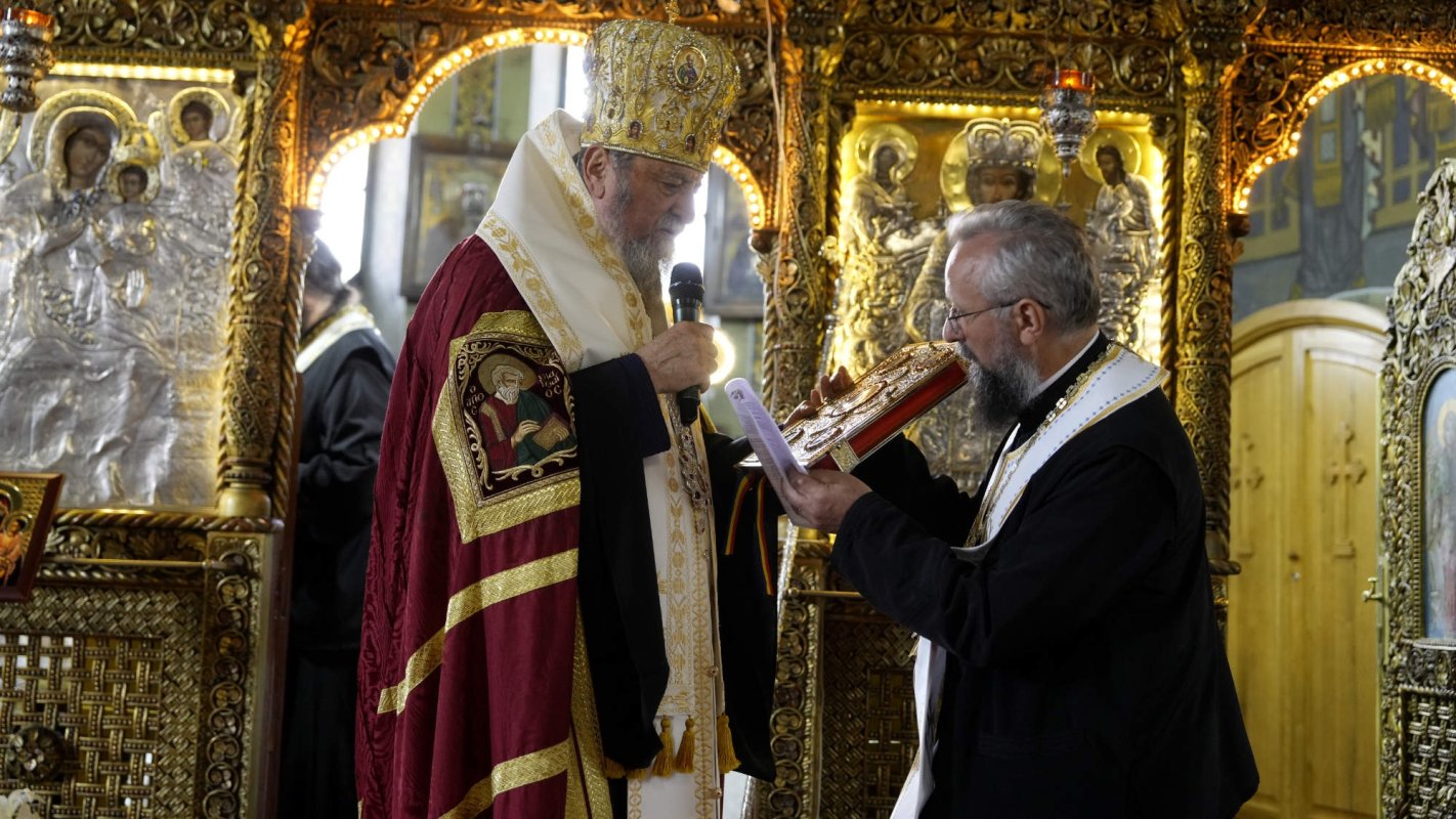 Liturghie arhierească la Biserica „Adormirea Maicii Domnului” din Brașov 295210