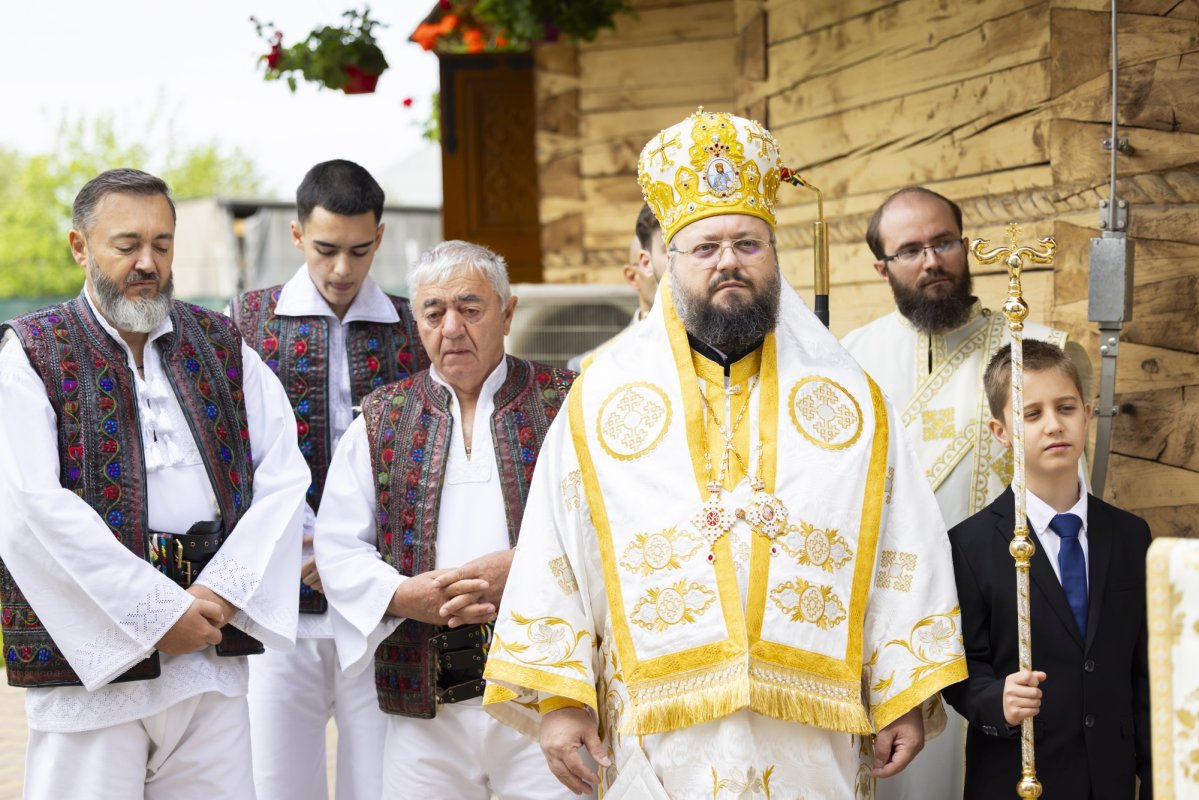 Veșmânt de har pentru o biserică maramureșeană din Capitală 295266