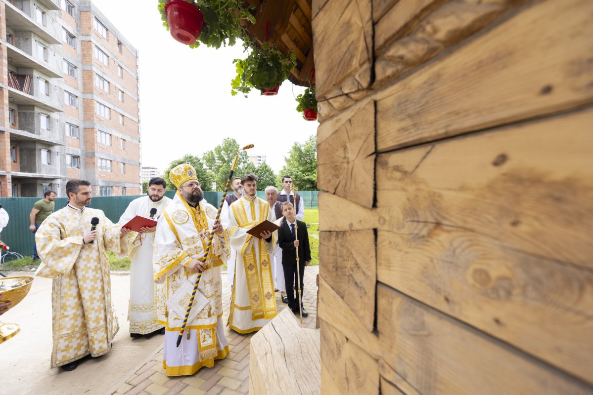 Veșmânt de har pentru o biserică maramureșeană din Capitală 295267