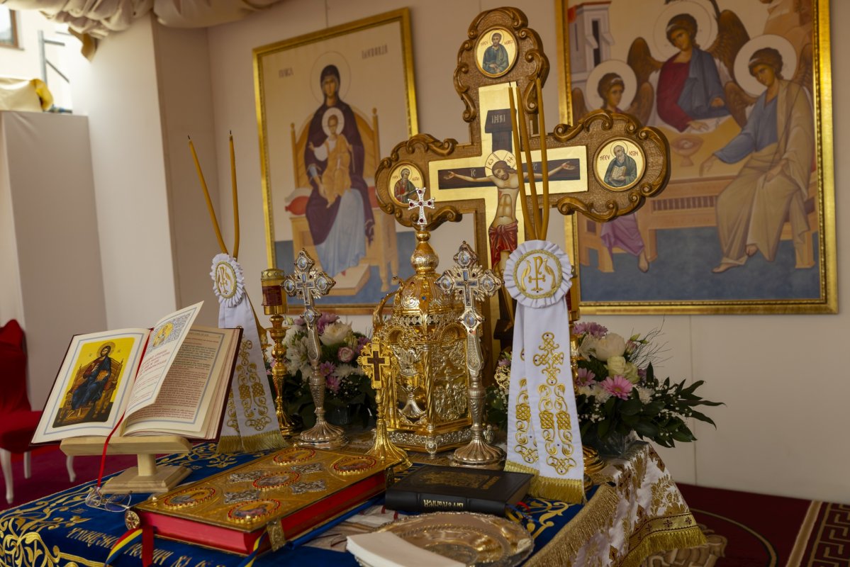 Veșmânt de har pentru o biserică maramureșeană din Capitală 295287