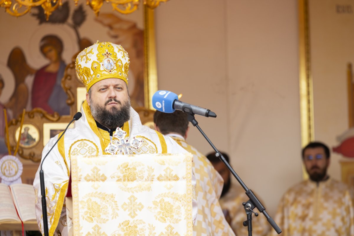 Veșmânt de har pentru o biserică maramureșeană din Capitală 295295