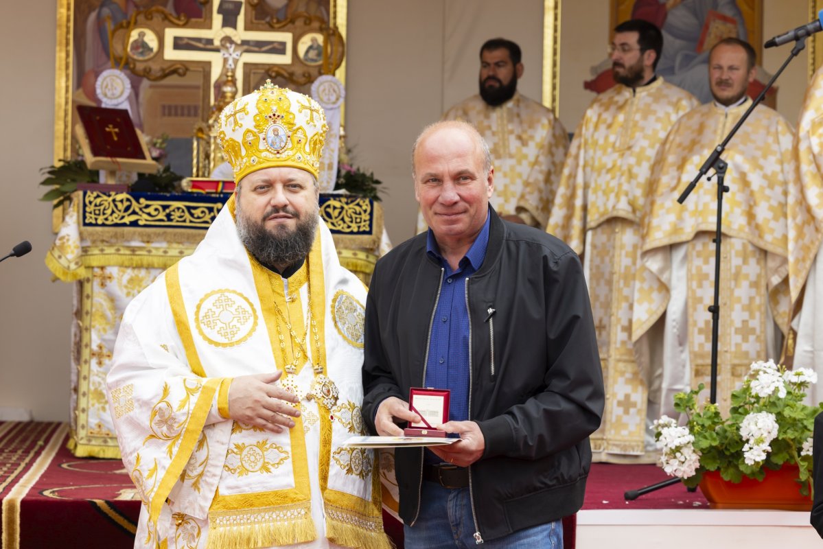 Veșmânt de har pentru o biserică maramureșeană din Capitală 295304