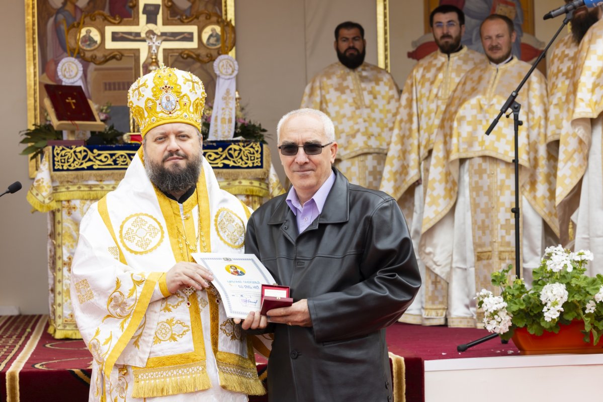 Veșmânt de har pentru o biserică maramureșeană din Capitală 295306