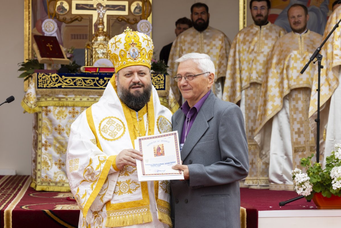 Veșmânt de har pentru o biserică maramureșeană din Capitală 295308