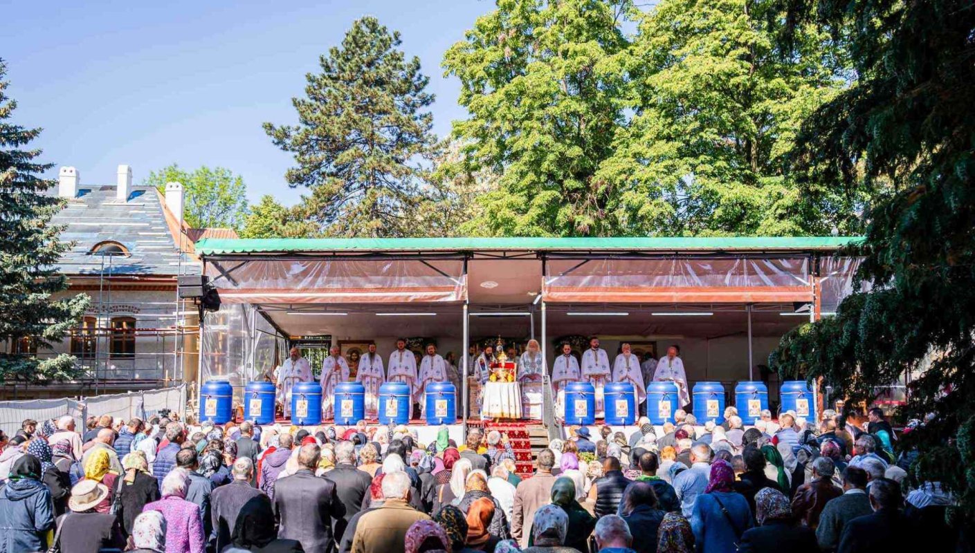 Sărbătoare luminoasă la Mănăstirea „Sfântul Ioan de la Suceava” 295410