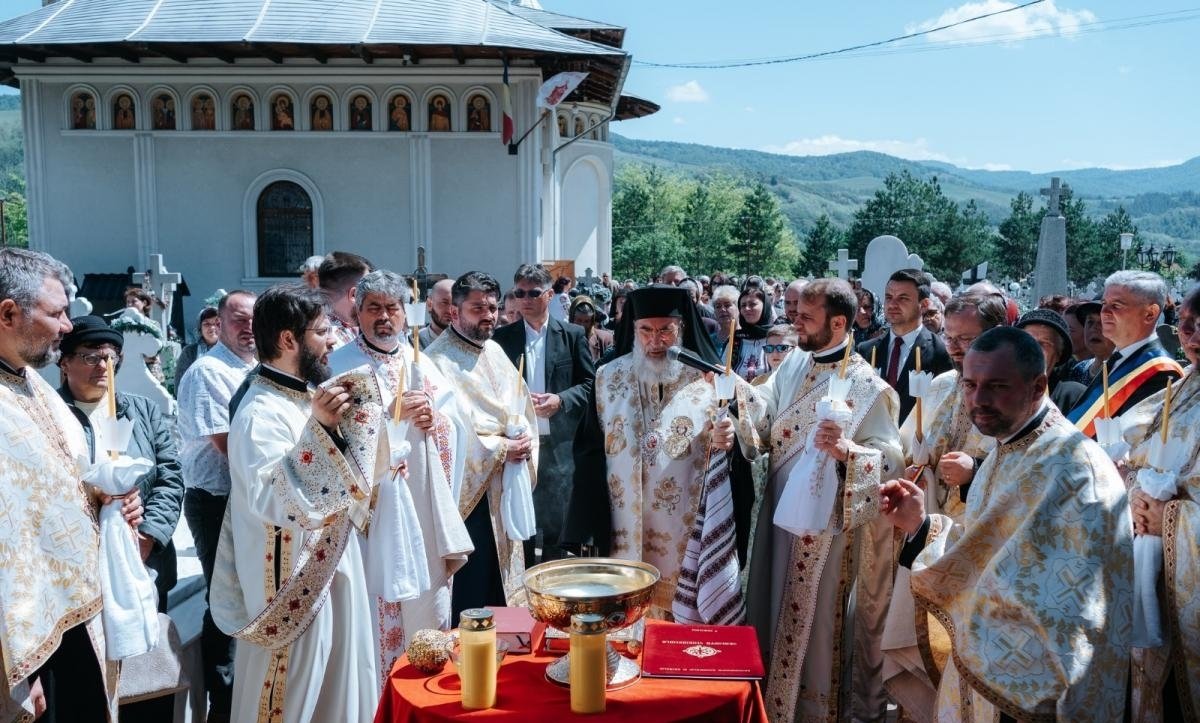 Sfințirea Centrului social-filantropic al Parohiei „Izvorul Tămăduirii” din Dărmănești 295409