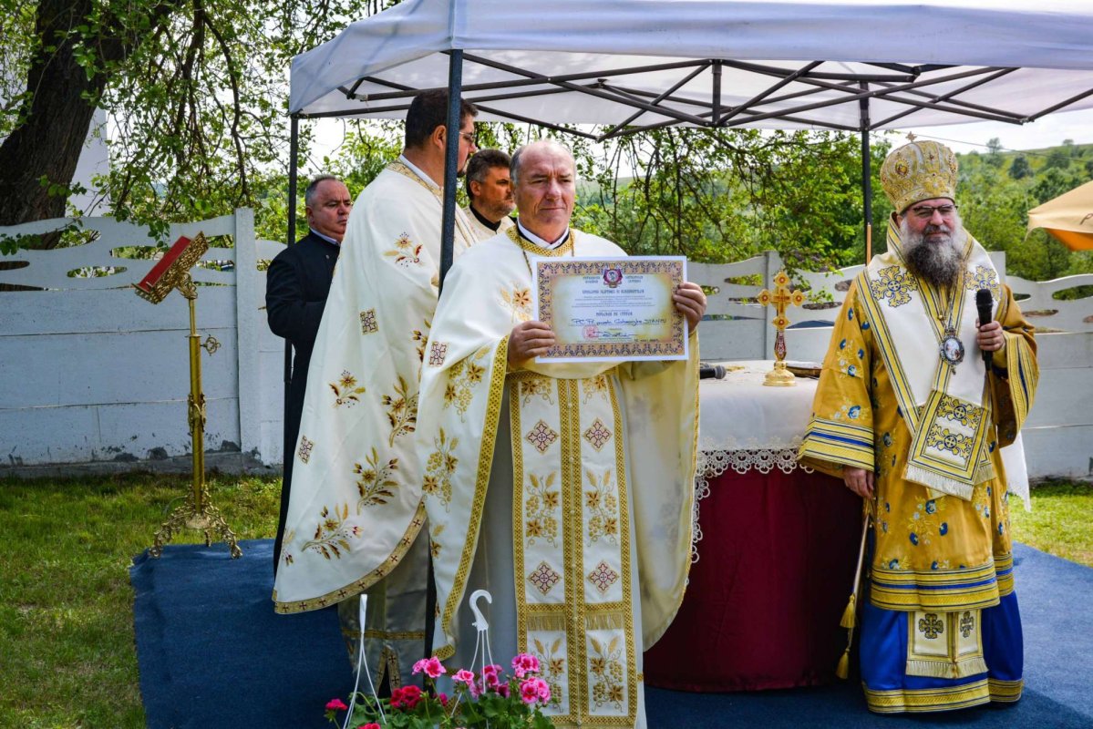 Sfințirea unui lăcaș de rugăciune oltean 295508