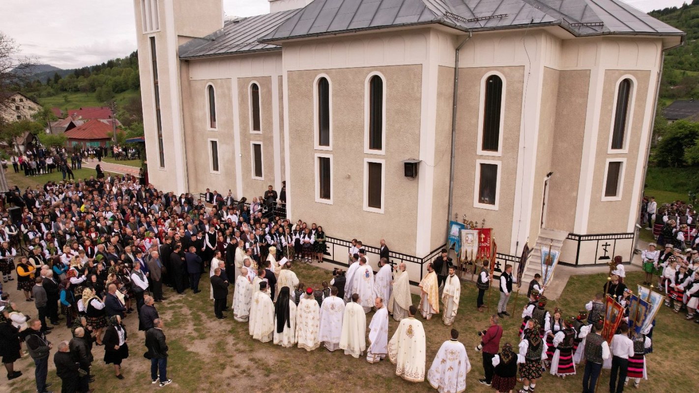 Târnosirea bisericii din Poienile de sub Munte, în Protopopiatul Ucrainean 295469