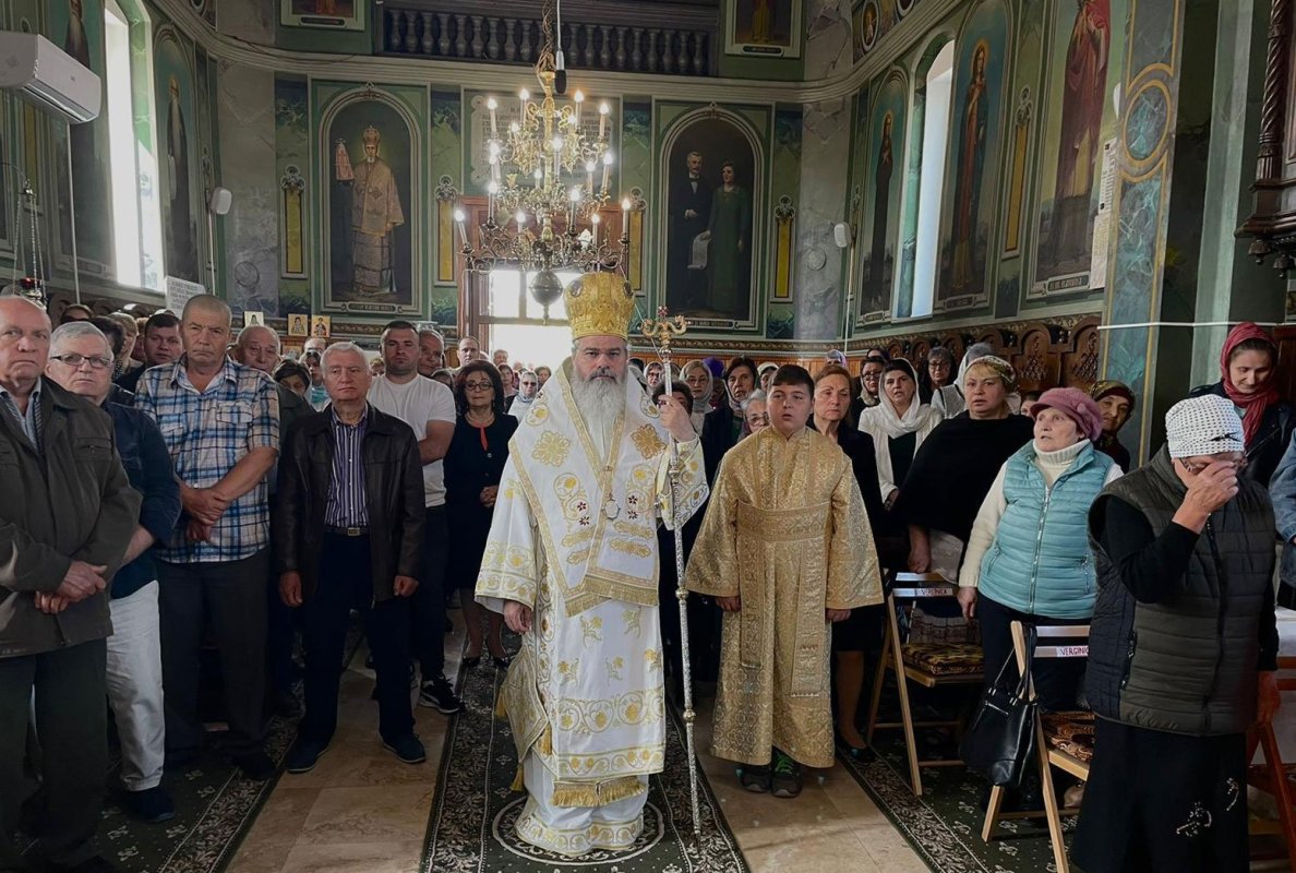 Hirotonie în Biserica „Sfântul Toma” din Huși 295573
