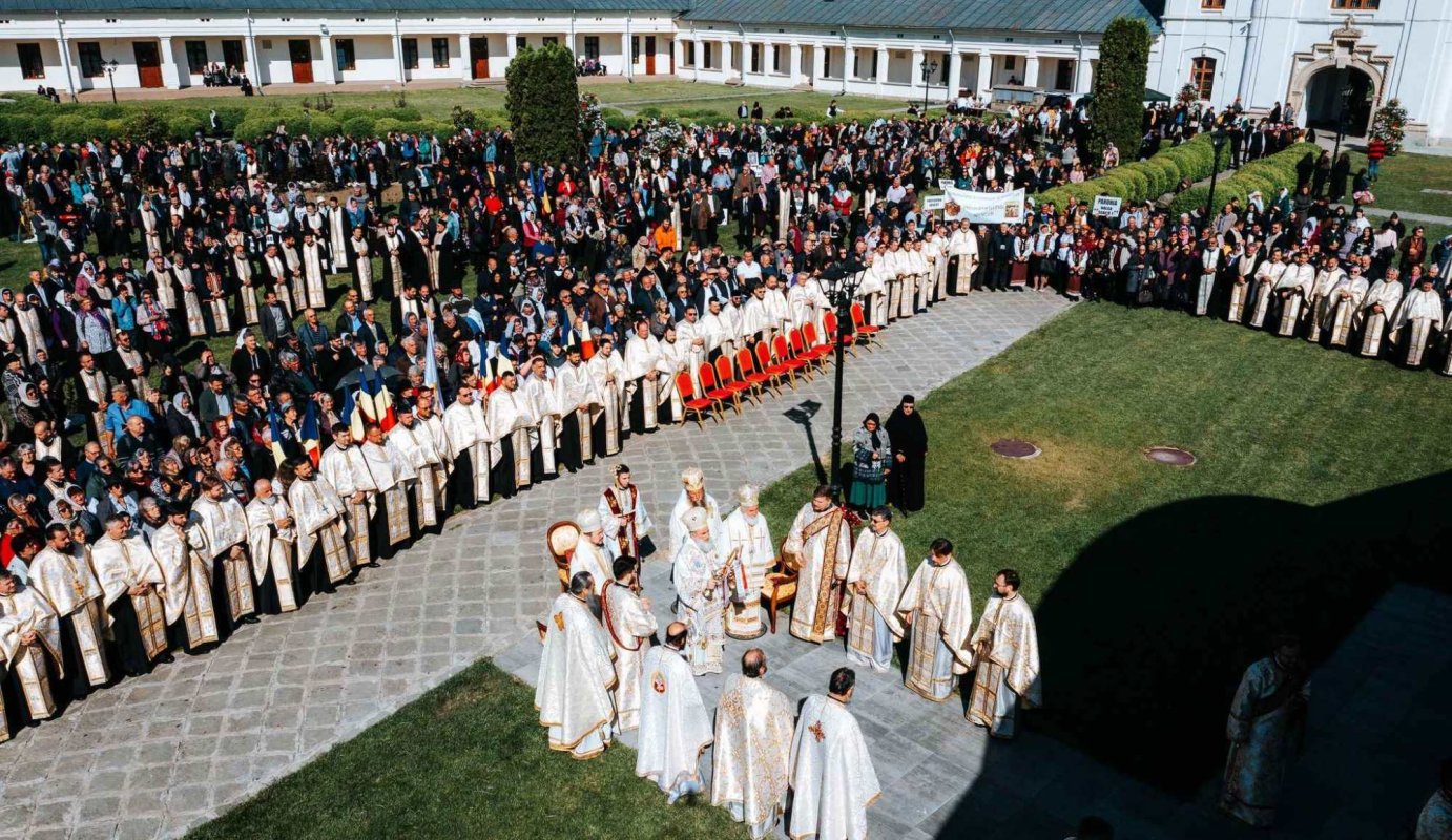 Liturghie arhierească în cadrul manifestării „Zilele Episcop Melchisedec” 295771