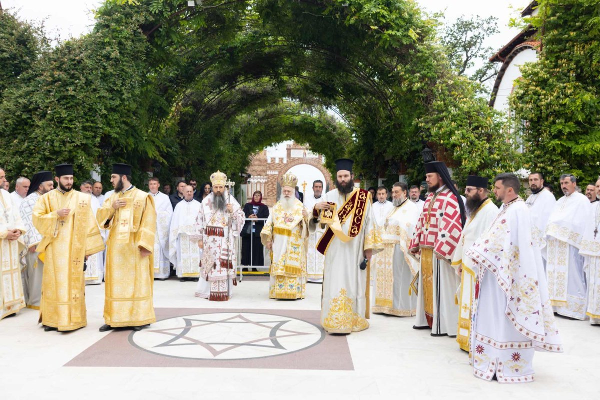 Pelerinaj cu sfinte moaște la o mănăstire din Teleorman 295889