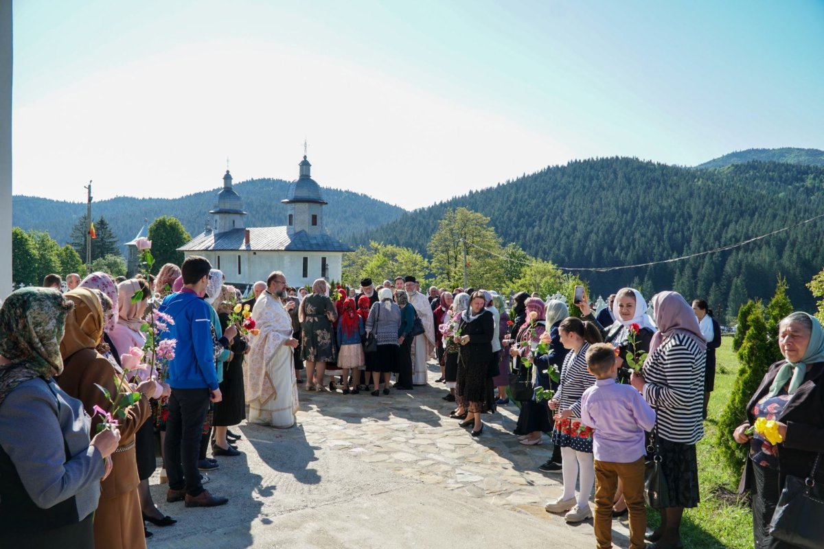 Arhiepiscopul Calinic al Argeșului și Muscelului la locurile natale din Neamț 296166