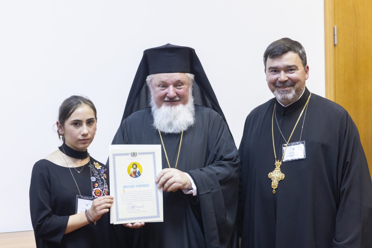 Tineri misionari câștigători ai concursurilor naționale, premiați în Capitală 296293