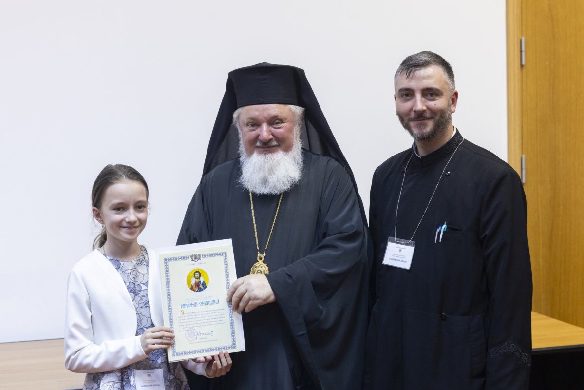 Tineri misionari câștigători ai concursurilor naționale, premiați în Capitală 296299