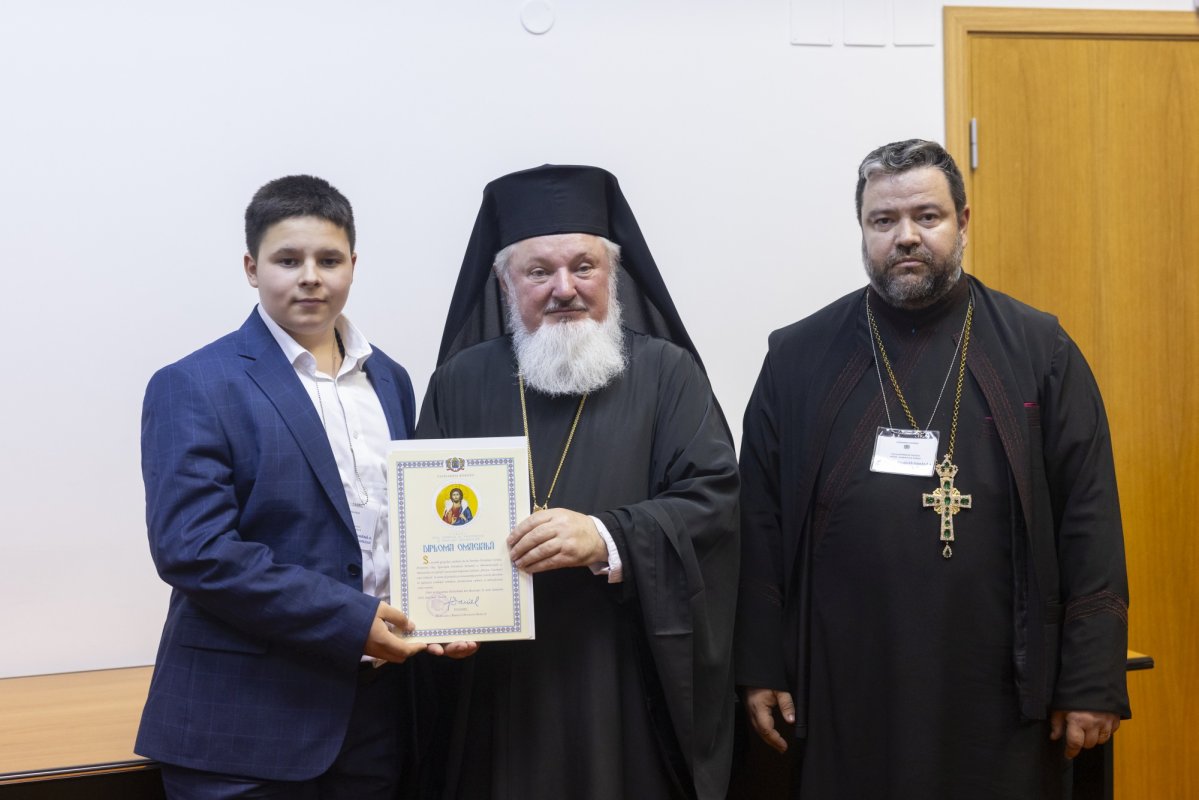 Tineri misionari câștigători ai concursurilor naționale, premiați în Capitală 296304