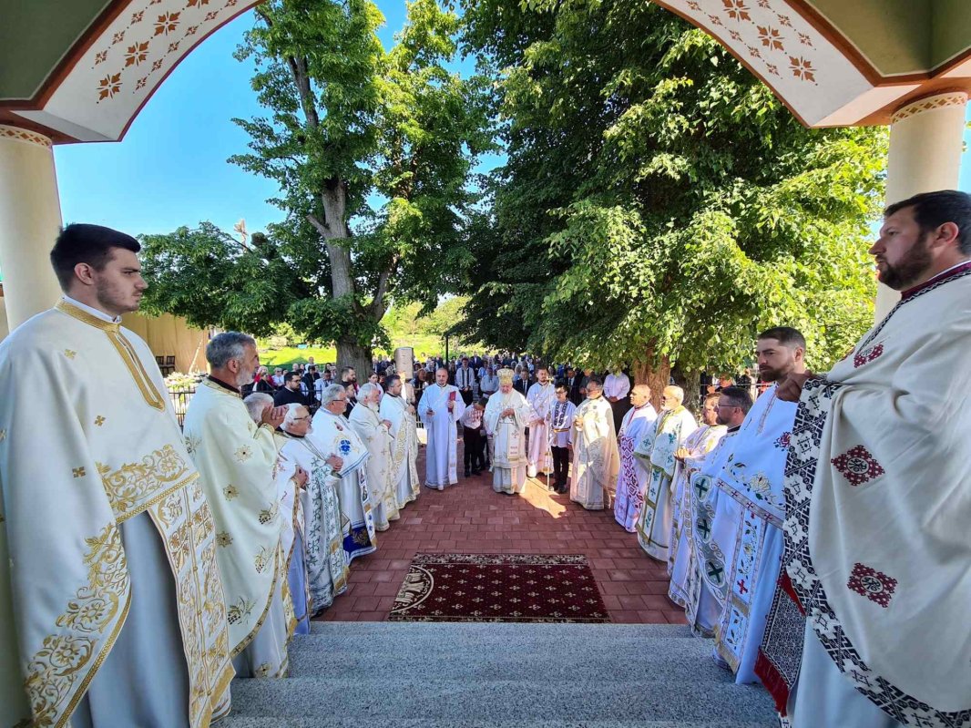 Binecuvântări arhiereşti în parohia bistriţeană Buduș 296349