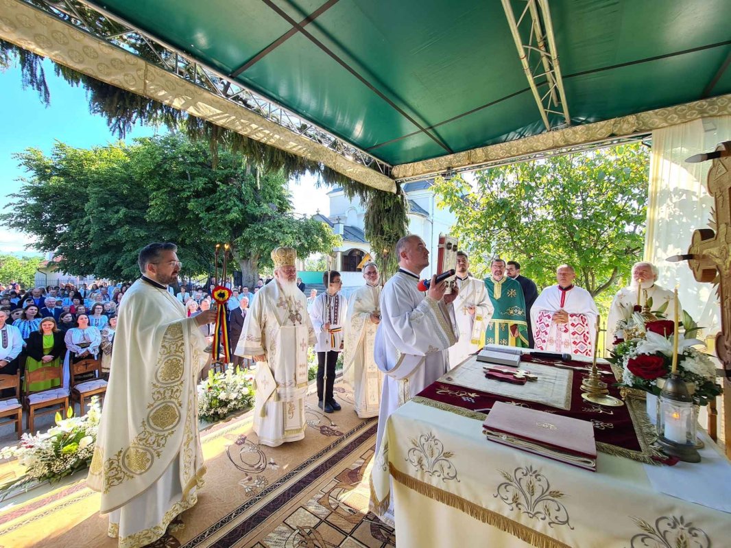 Binecuvântări arhiereşti în parohia bistriţeană Buduș 296352