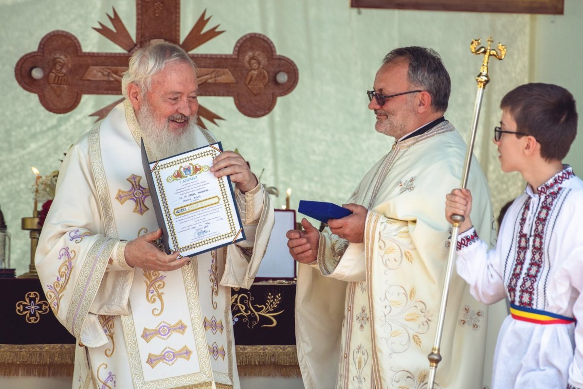 Binecuvântări arhiereşti în parohia bistriţeană Buduș 296353