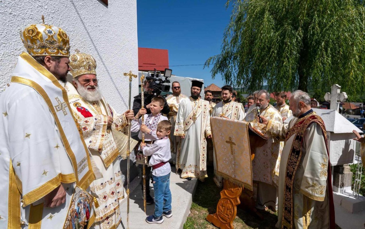 Doi ierarhi au binecuvântat lucrările de reînnoire de la Bogata, Bacău 296693