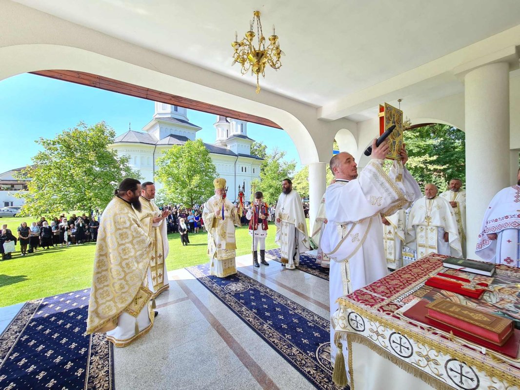 Hramul istoric la Mănăstirea Dobric 296678