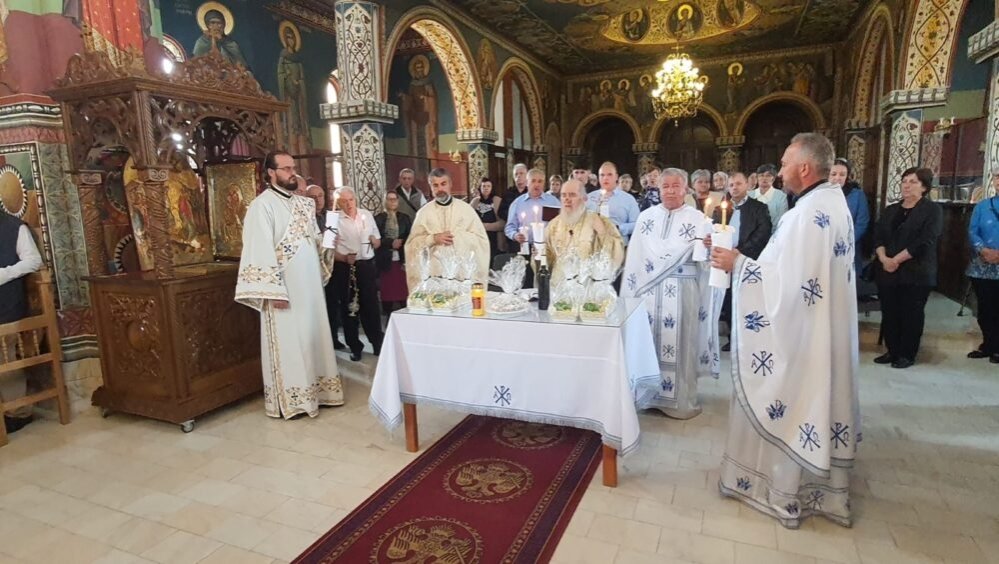 Slujire arhierească în parohia arădeană Micalaca Veche 2 296712