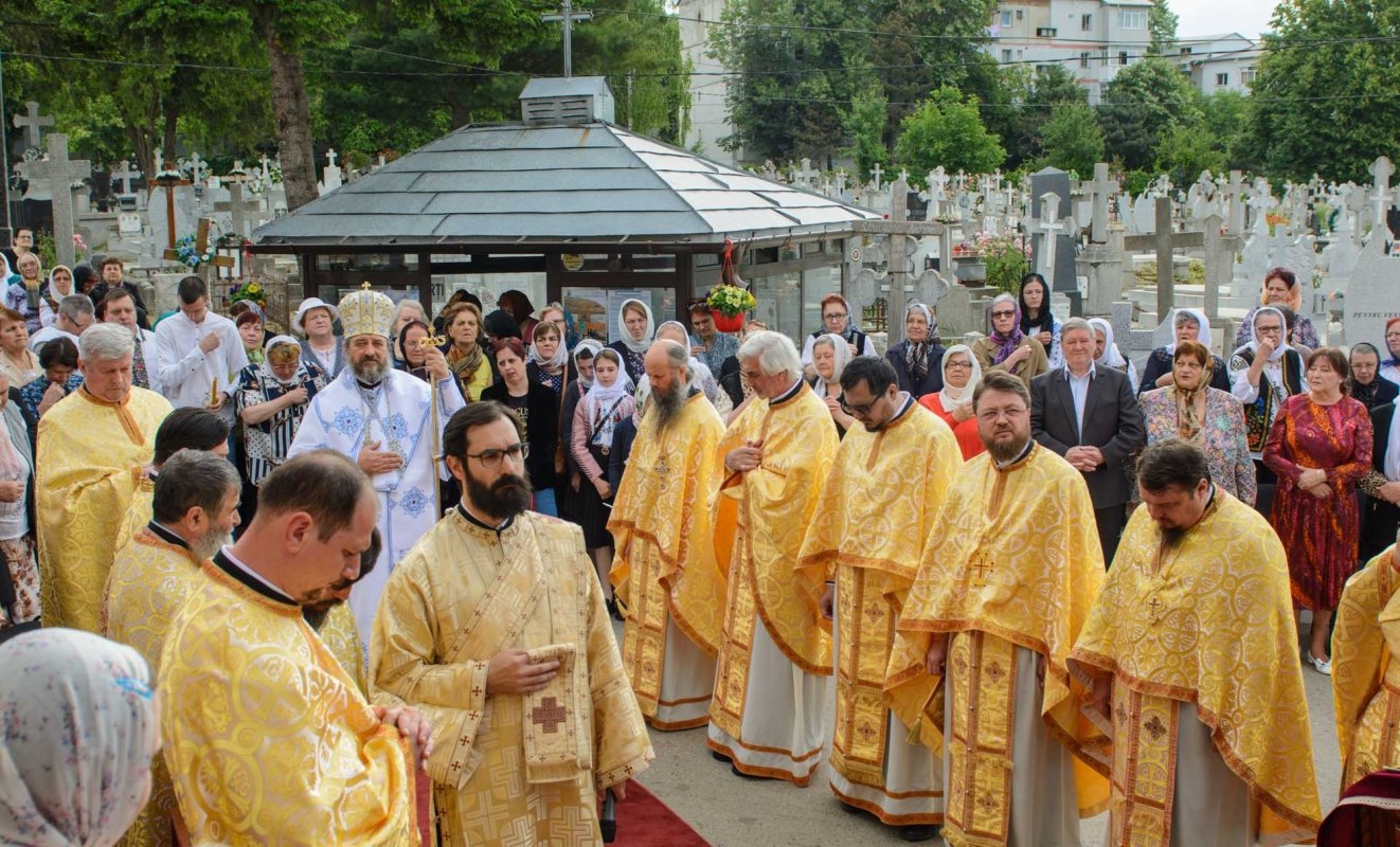 Slujiri arhierești în două parohii din Protopopiatul Botoșani 297025