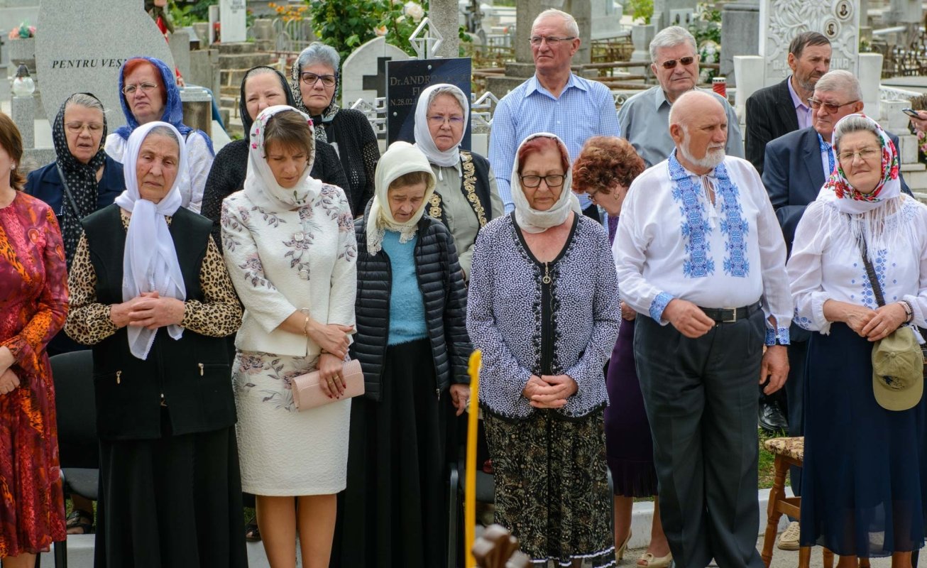 Slujiri arhierești în două parohii din Protopopiatul Botoșani 297026