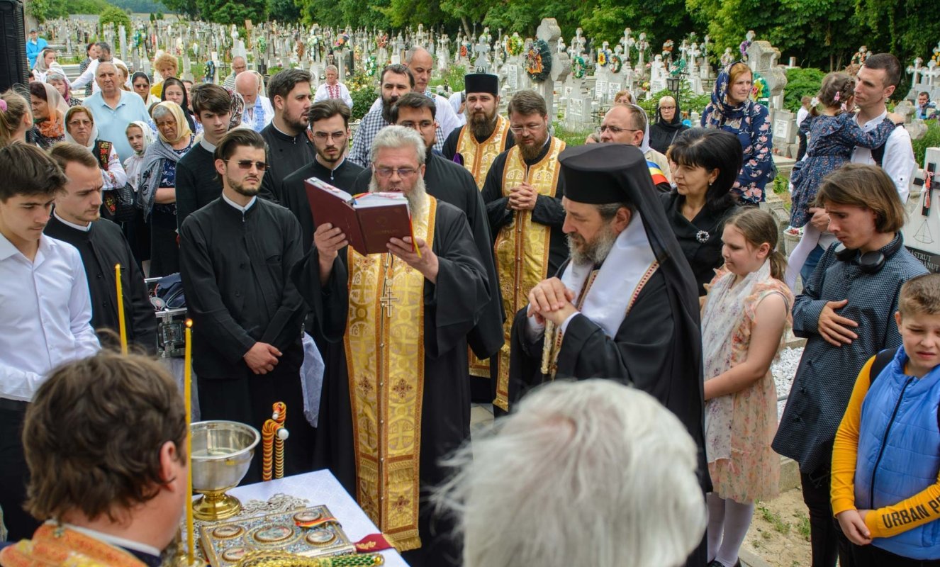 Slujiri arhierești în două parohii din Protopopiatul Botoșani 297031