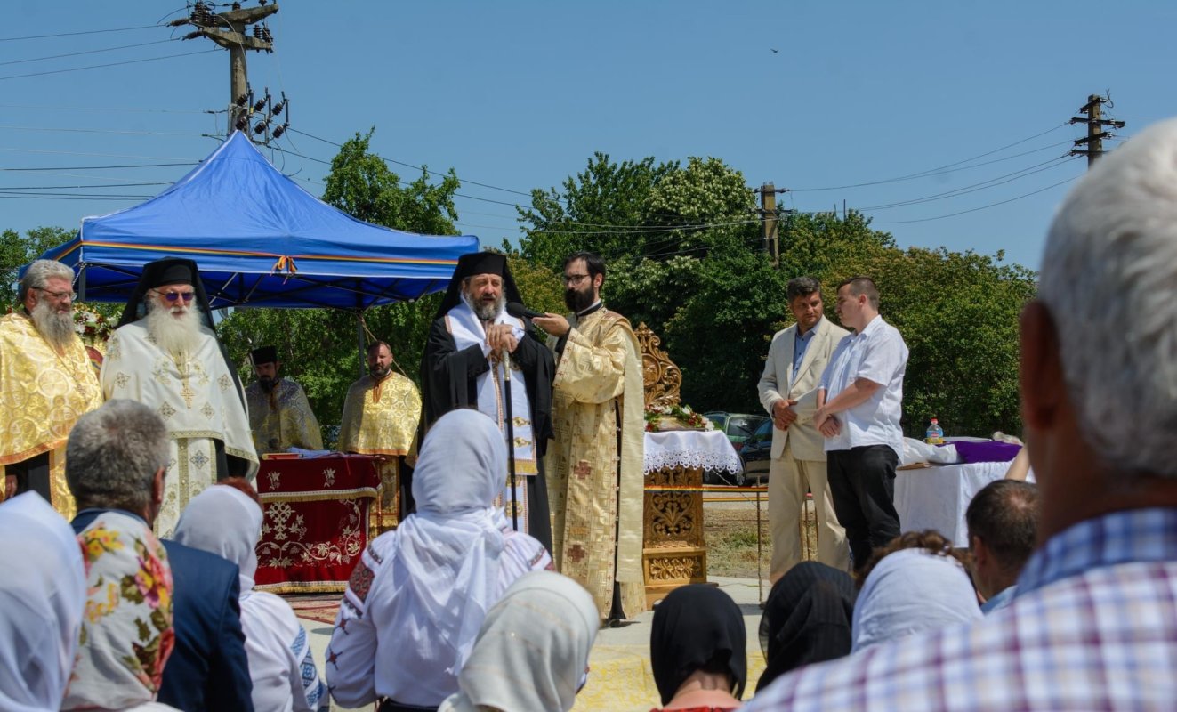 Slujiri arhierești în două parohii din Protopopiatul Botoșani 297033