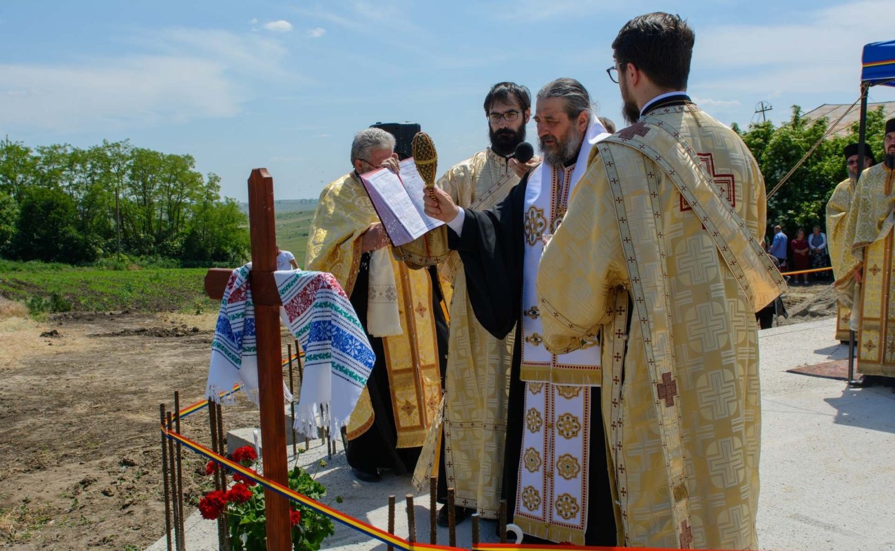 Slujiri arhierești în două parohii din Protopopiatul Botoșani 297035