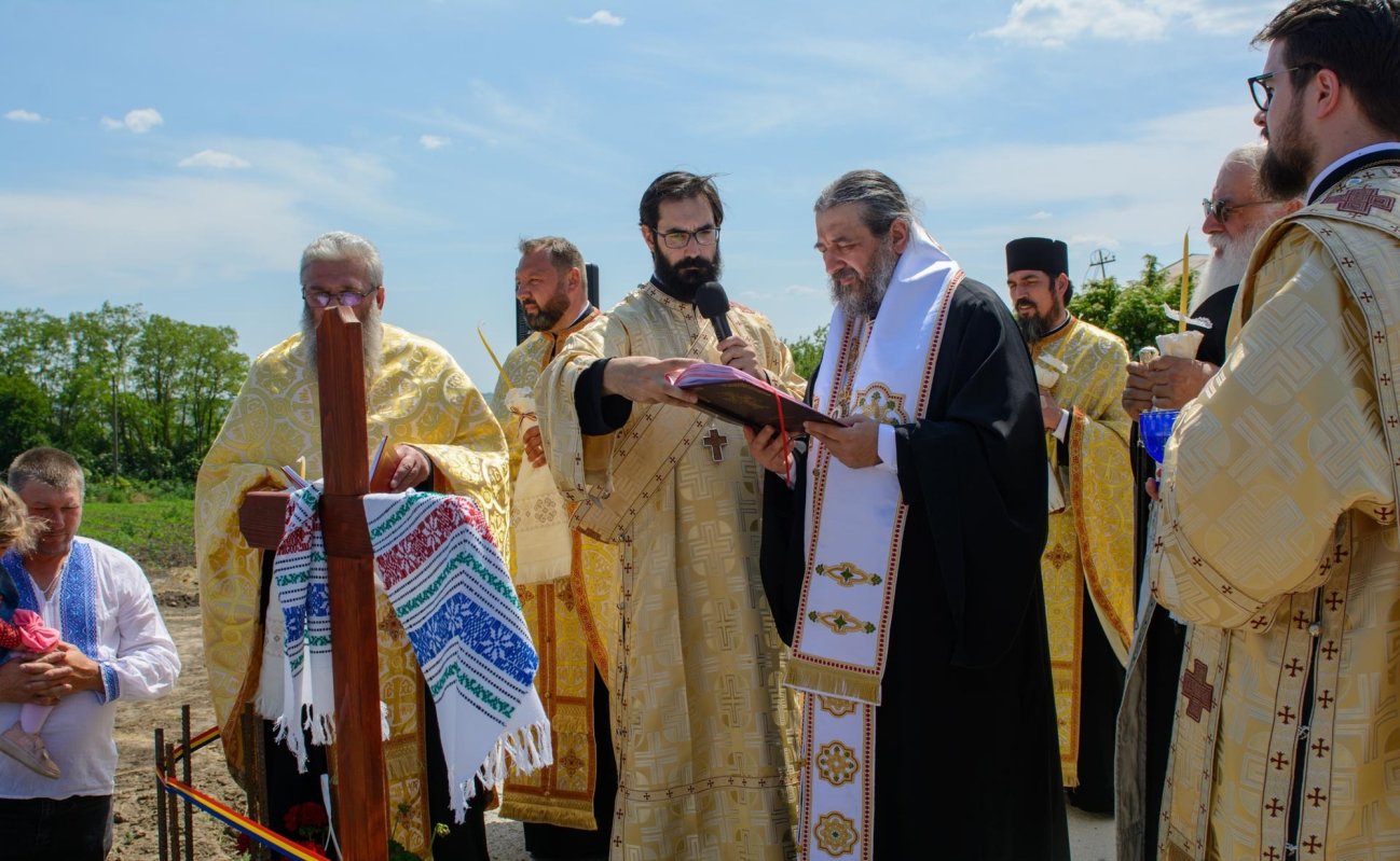 Slujiri arhierești în două parohii din Protopopiatul Botoșani 297036