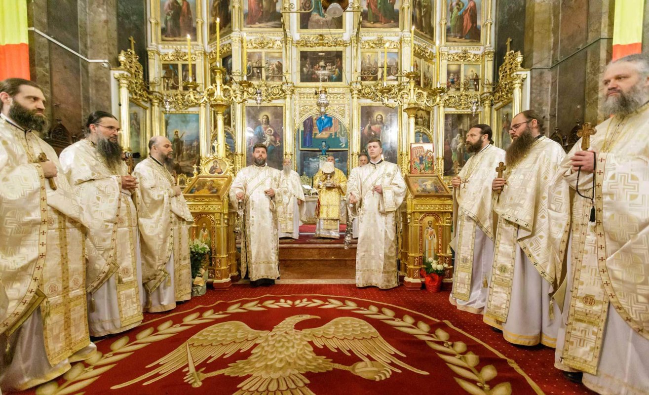 Grupul „Tronos” și Ansamblul „Sfântul Ioan Cucuzel” au încheiat IBMF 2024 297306