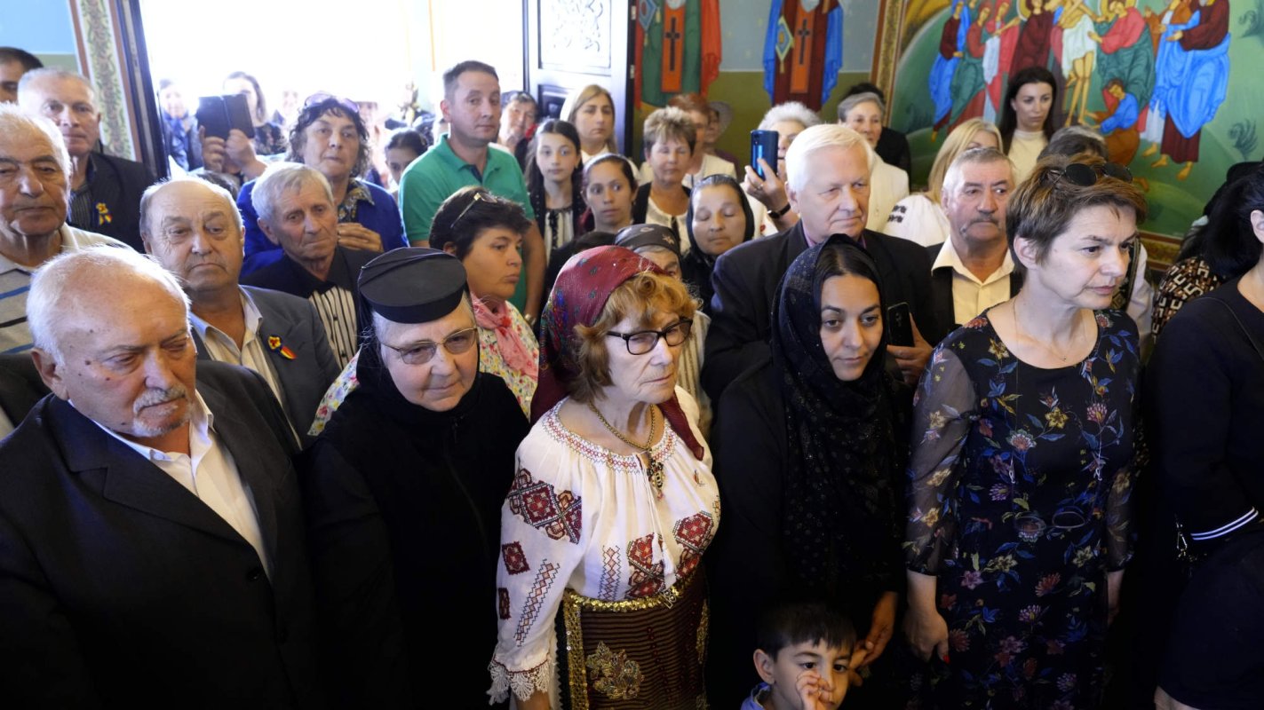 Sfințirea Bisericii „Sfânta Treime” din Peștera, județul Brașov 297365