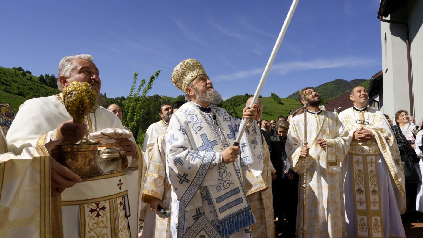 Sfințirea Bisericii „Sfânta Treime” din Peștera, județul Brașov 297366