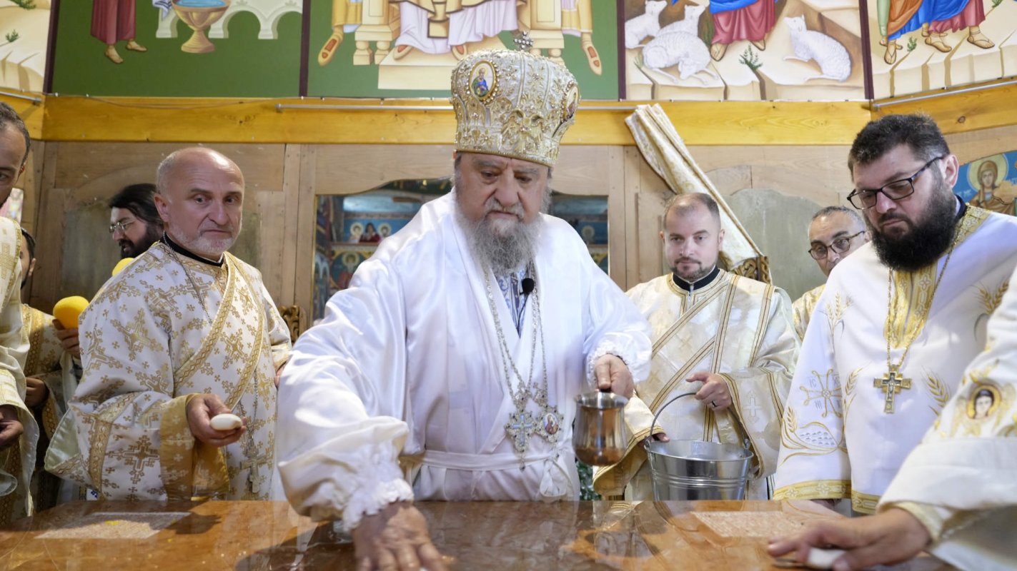 Sfințirea Bisericii „Sfânta Treime” din Peștera, județul Brașov 297367