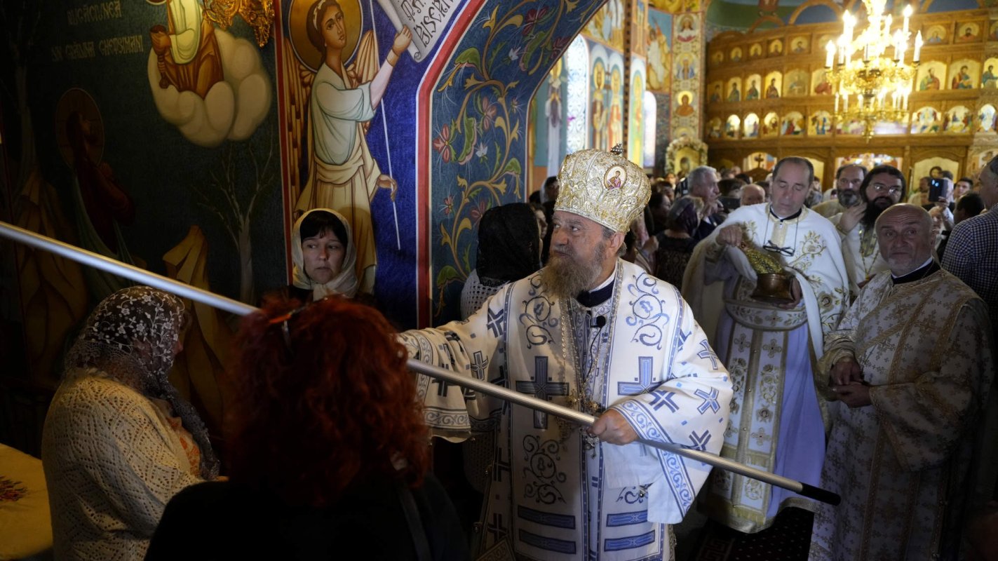 Sfințirea Bisericii „Sfânta Treime” din Peștera, județul Brașov 297368