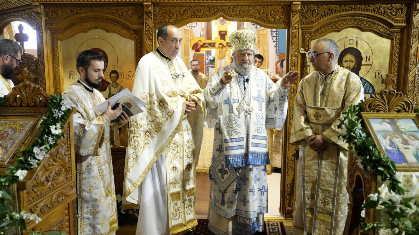 Sfințirea Bisericii „Sfânta Treime” din Peștera, județul Brașov 297369