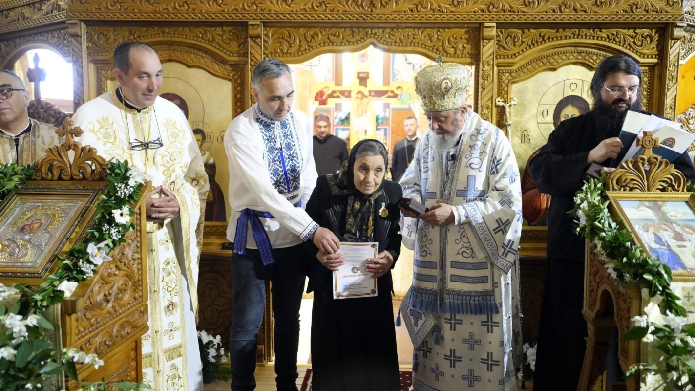 Sfințirea Bisericii „Sfânta Treime” din Peștera, județul Brașov 297370