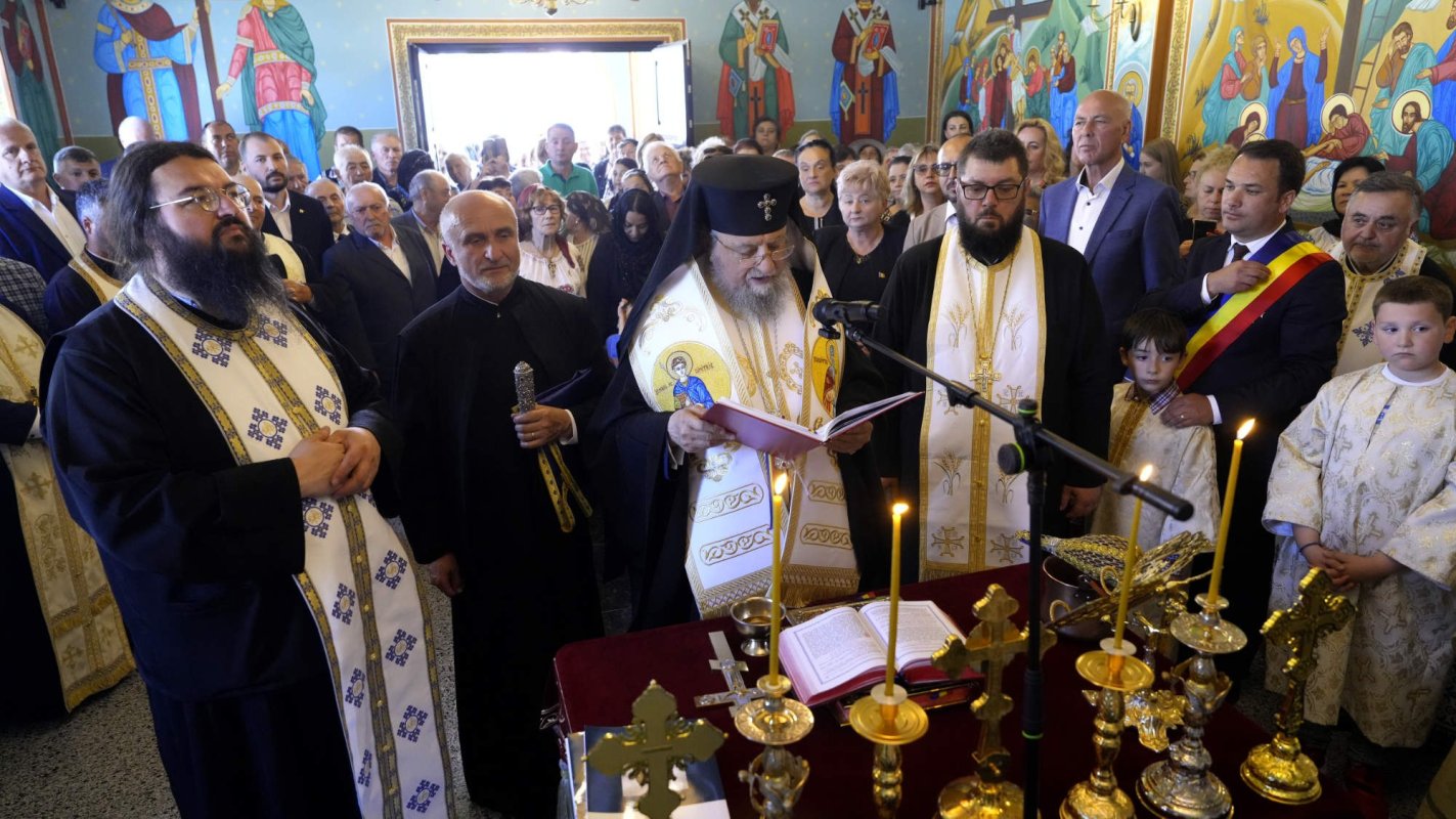 Sfințirea Bisericii „Sfânta Treime” din Peștera, județul Brașov 297372