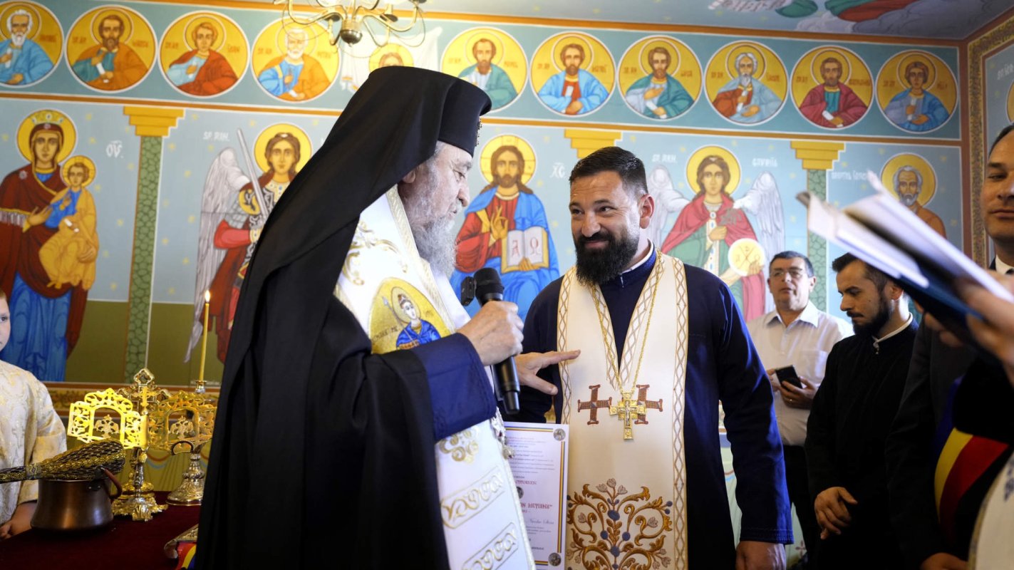 Sfințirea Bisericii „Sfânta Treime” din Peștera, județul Brașov 297373