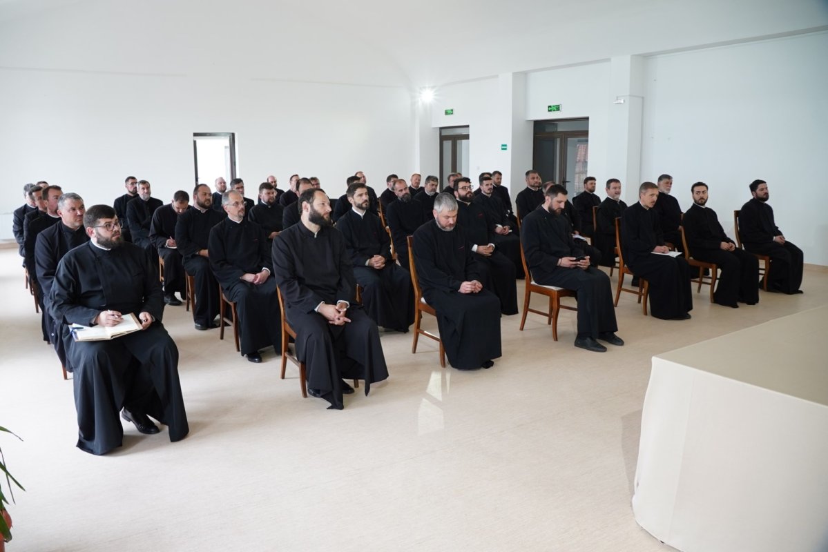 Preoţi şi medici brăileni întruniţi în conferinţă la Lacu Sărat 297959