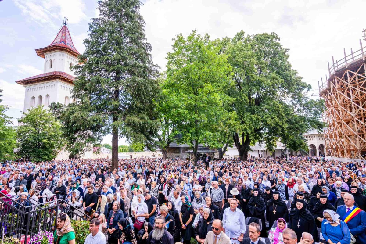Sfântul mult-iubit al Bucovinei cinstit la Suceava 298235