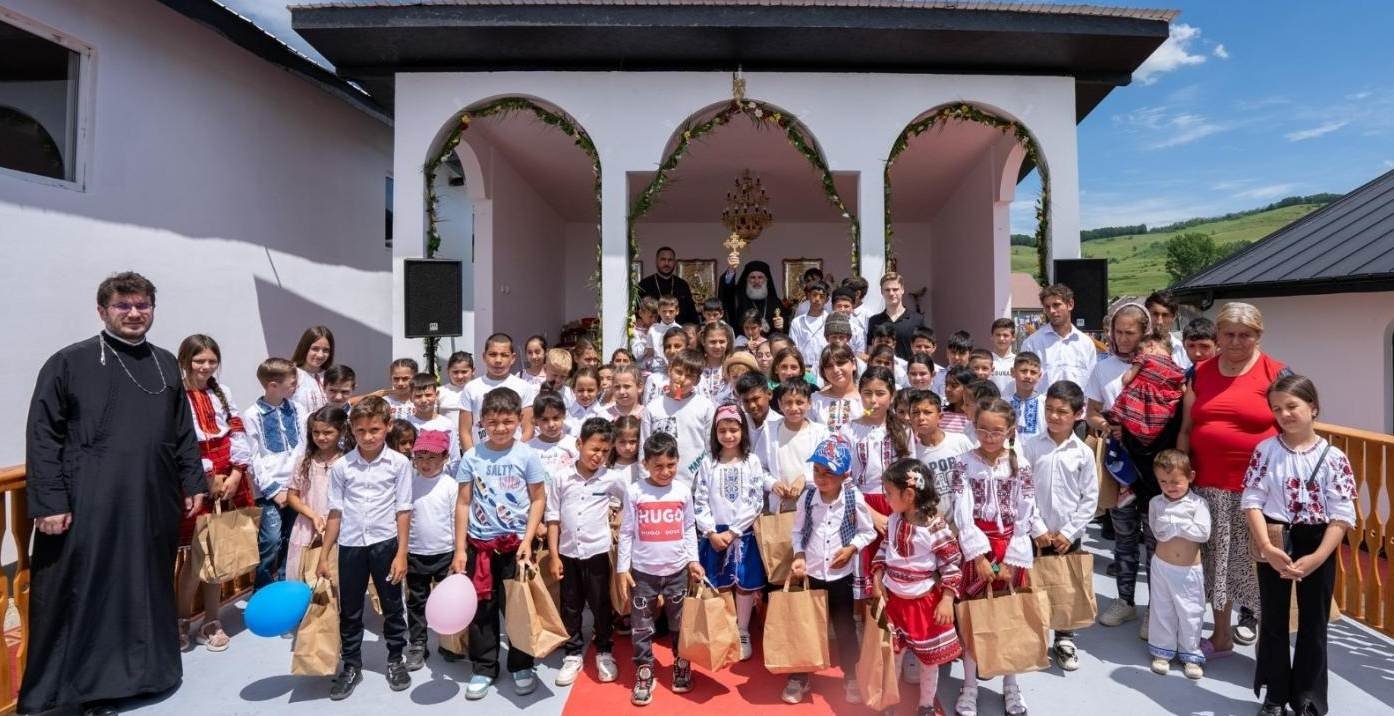 Sfinţirea unui ansamblu parohial din judeţul Bacău 298215