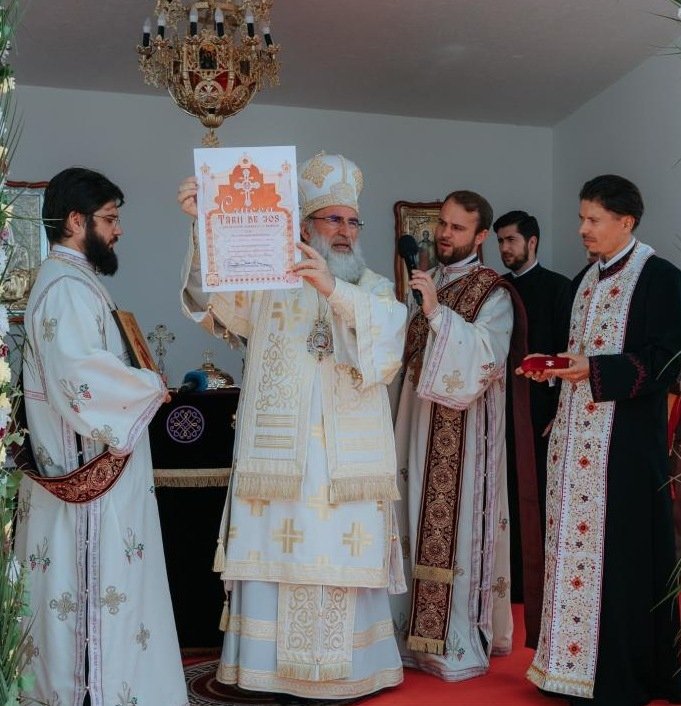 Sfinţirea unui ansamblu parohial din judeţul Bacău 298216