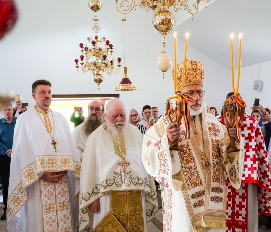 Slujire arhierească la un schit din județul Argeș  298239